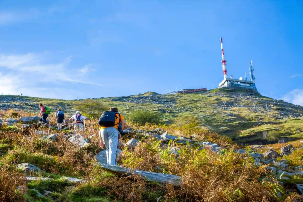 Randonnée à pied sur la Rhune dans le Pays-Basque.