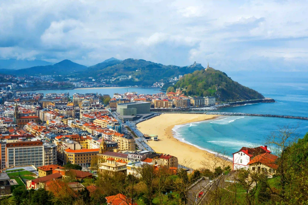 Vue sur la ville de san sébastien près du camping dans le Pays-Basque.