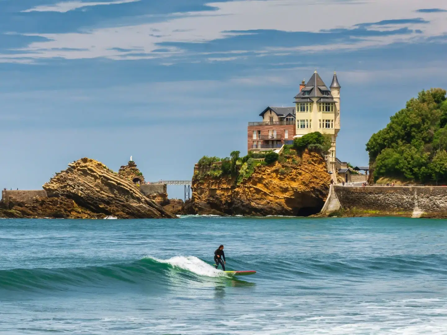 Surf sur les vagues de Biarritz près du camping dans le Pays Basque.